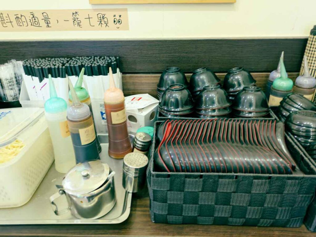 調味料や器はセルフで準備するⒸPen&Voyage