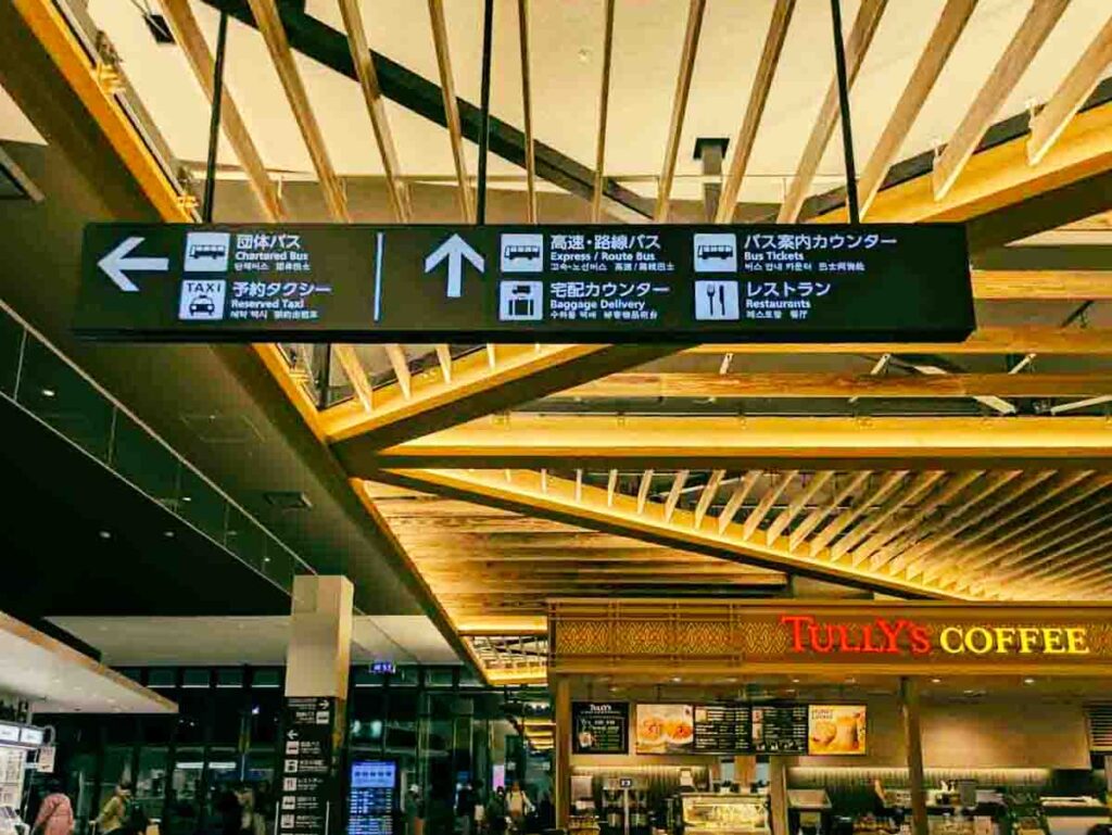 到着ロビーに出るまで着陸から10分ⒸPen&Voyage