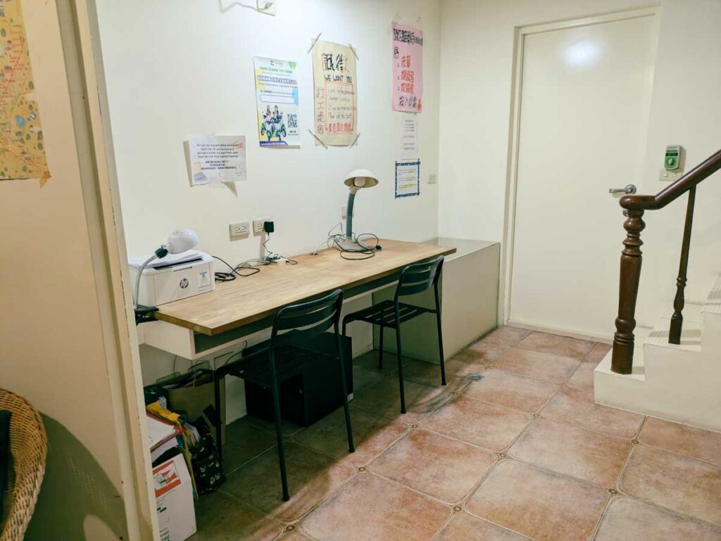 階段わきのワーキングスペースⒸPen＆Voyage