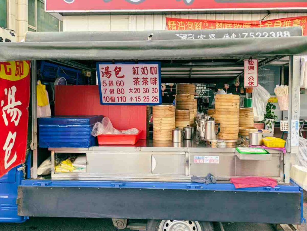 「元帥小篭湯包」と掲げた移動販売車ⒸPen&Voyage