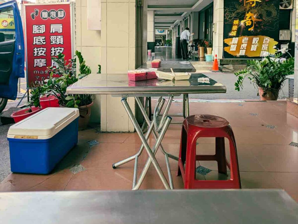 台湾の屋台に欠かせない折り畳みテーブルⒸPen&Voyage