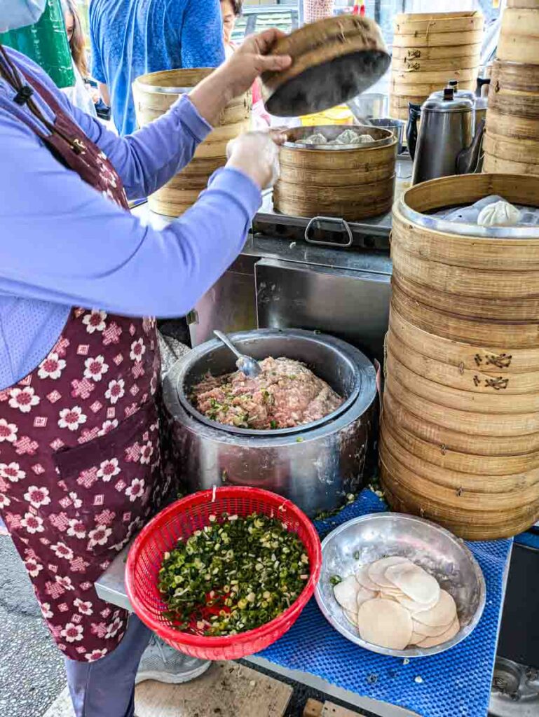 肉あんを詰めてセイロへⒸPen&Voyage