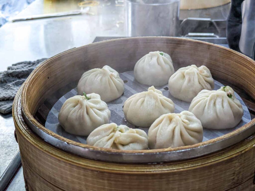 蒸したての湯包。セイロから湯気が立つⒸPen&Voyage