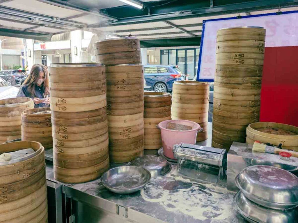 高く積まれたセイロの裏で皮づくりⒸPen&Voyage