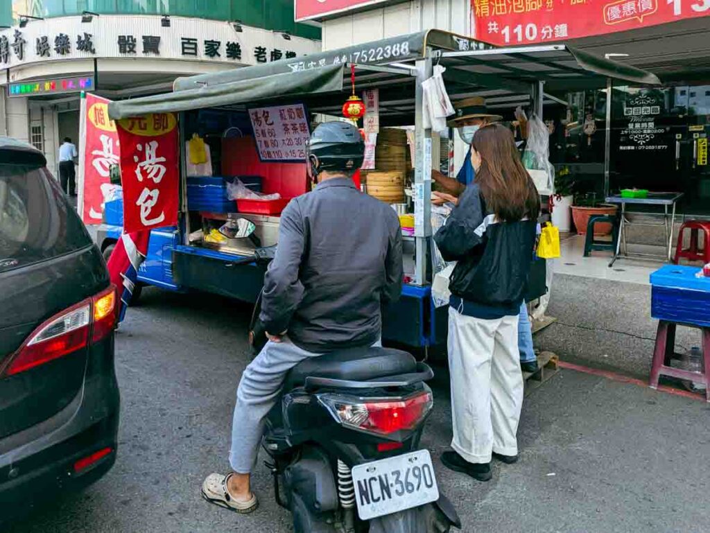 スクーターに乗ったまま並ぶ人ⒸPen&Voyage