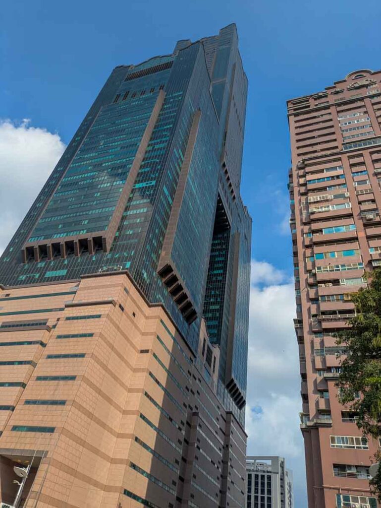 「高雄85ビル」から徒歩1分ⒸPen&Voyage