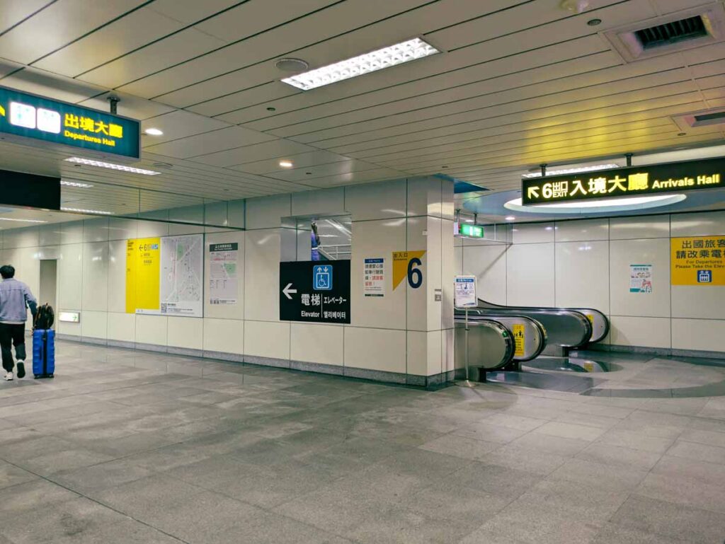 MRT(地下鉄)の高雄国際機場駅を降りて出国ロビーへⒸPen&Voyage