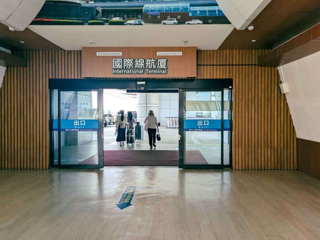 3階に上がって出発ロビーへⒸPen&Voyage