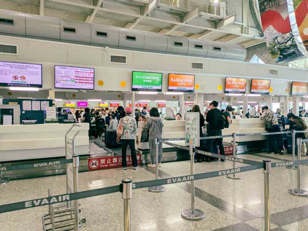 荷物を預ける場合はカウンターへⒸPen&Voyage