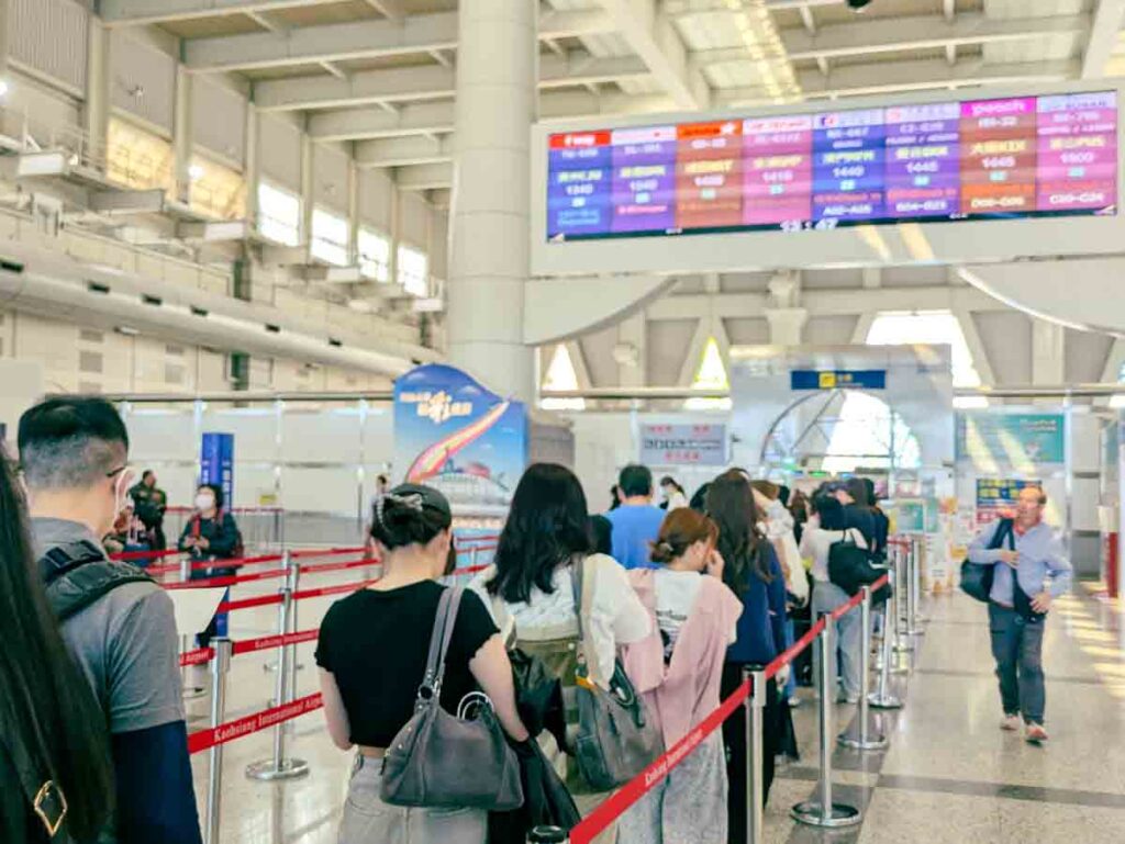 保安検査の列に並ぶⒸPen&Voyage