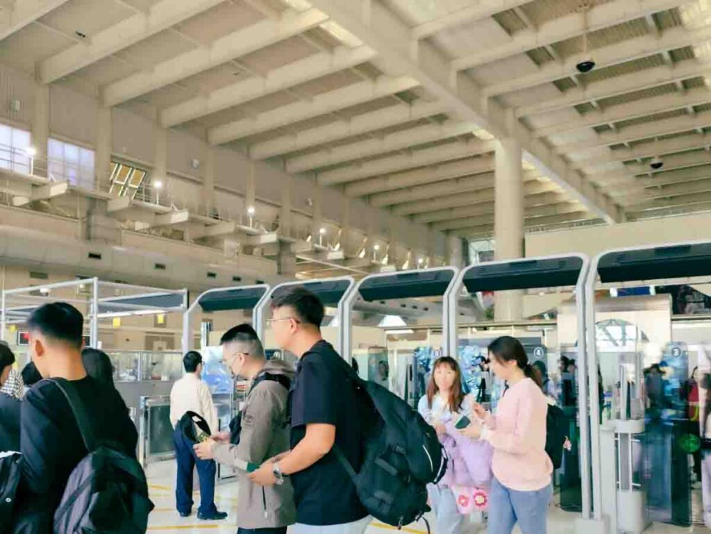 パスポートコントロールは日本同様、自動ⒸPen&Voyage