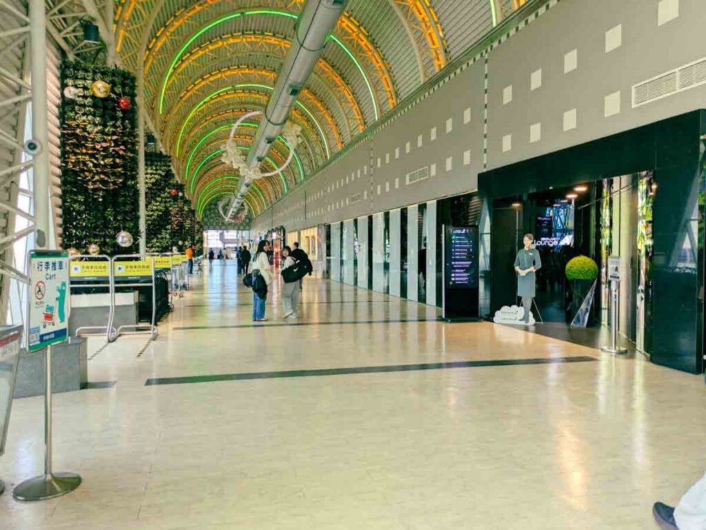 広くて明るい免税エリアⒸPen&Voyage