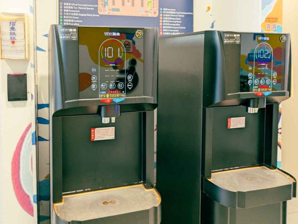 トイレの前にあった給水&給湯マシンⒸPen&Voyage