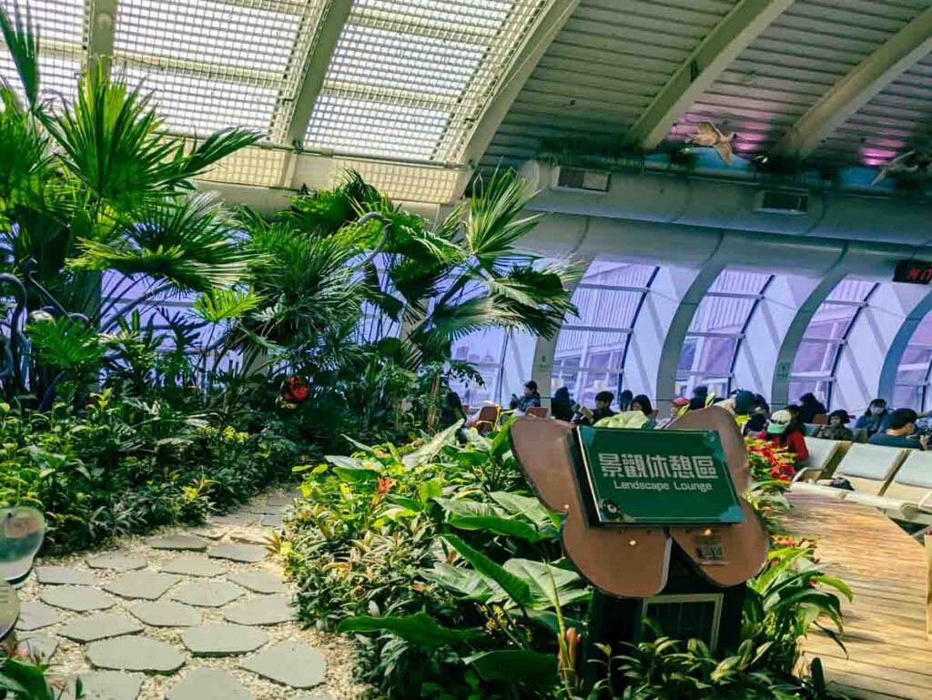 24ゲート近くには南国の景観が再現されたコーナーがⒸPen&Voyage