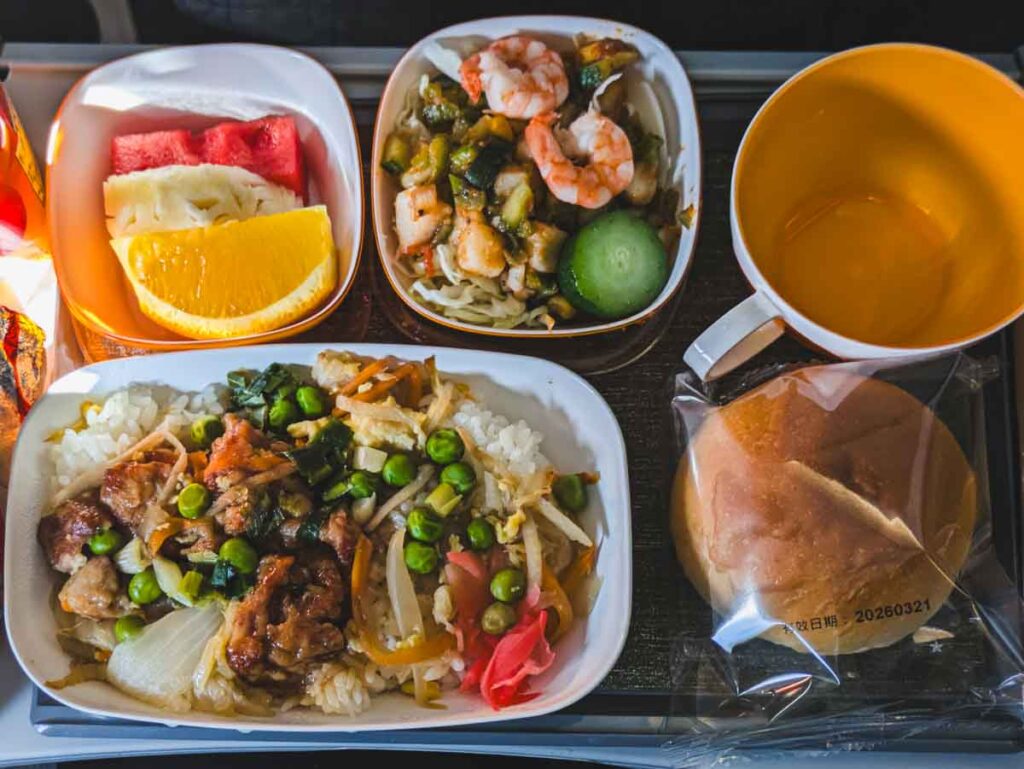 2時間でもアツアツの機内食ⒸPen&Voyage