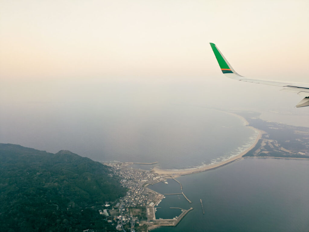 志賀島と海の中道が見えてきたⒸPen&Voyage