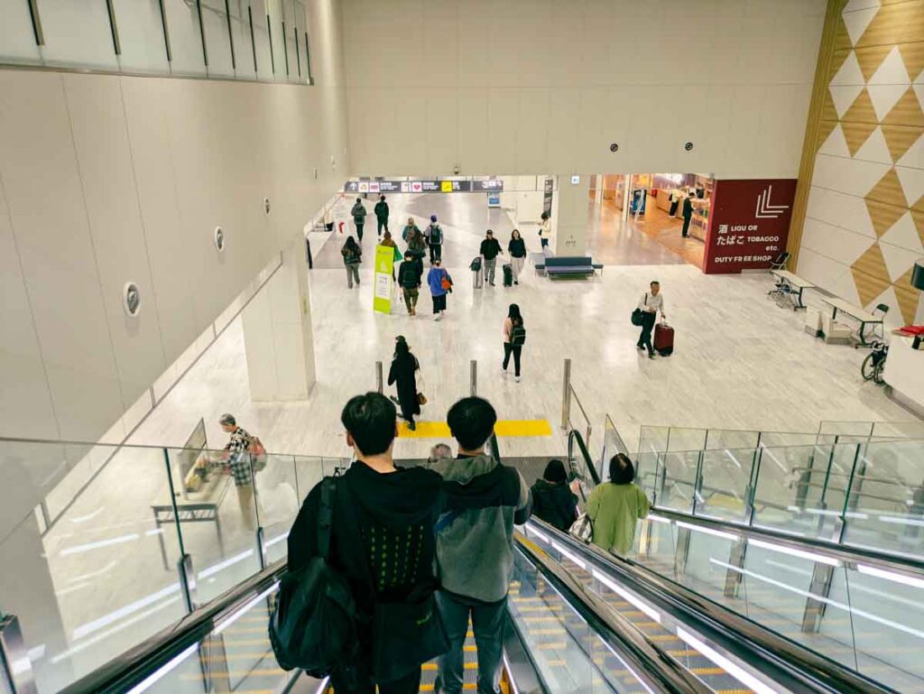 飛行機から降りたら階下へⒸPen&Voyage