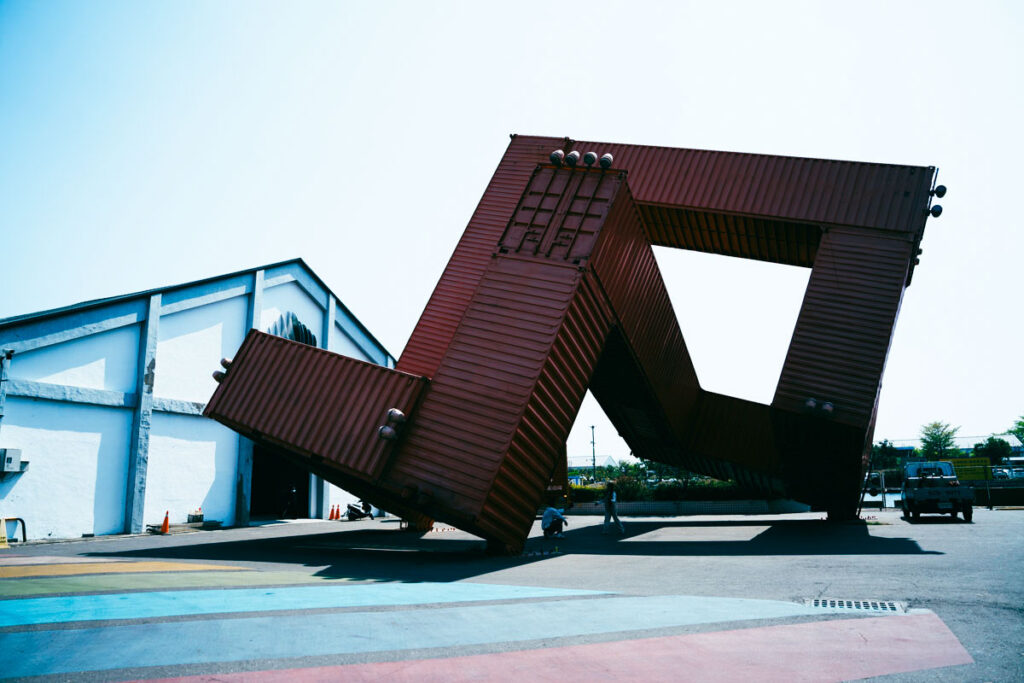 駁二アート特区にあるコンテナで作られた巨大アートⒸPen&Voyage