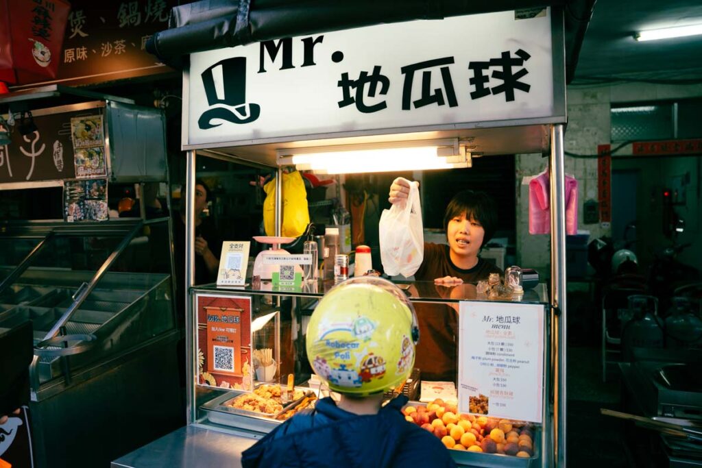 「Mr.地瓜球」の屋台ⒸPen&Voyage