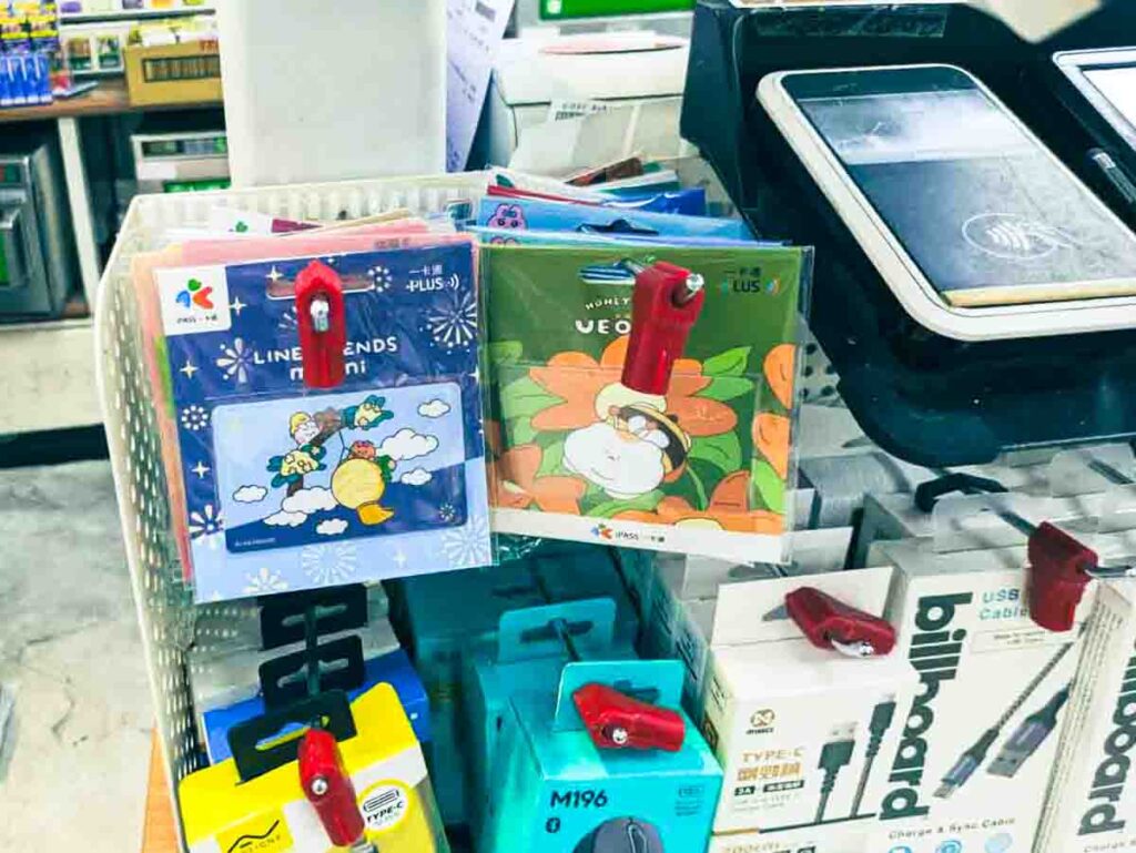 台南駅近くのファミリーマートで売られていた悠遊カードⒸPen＆Voyage