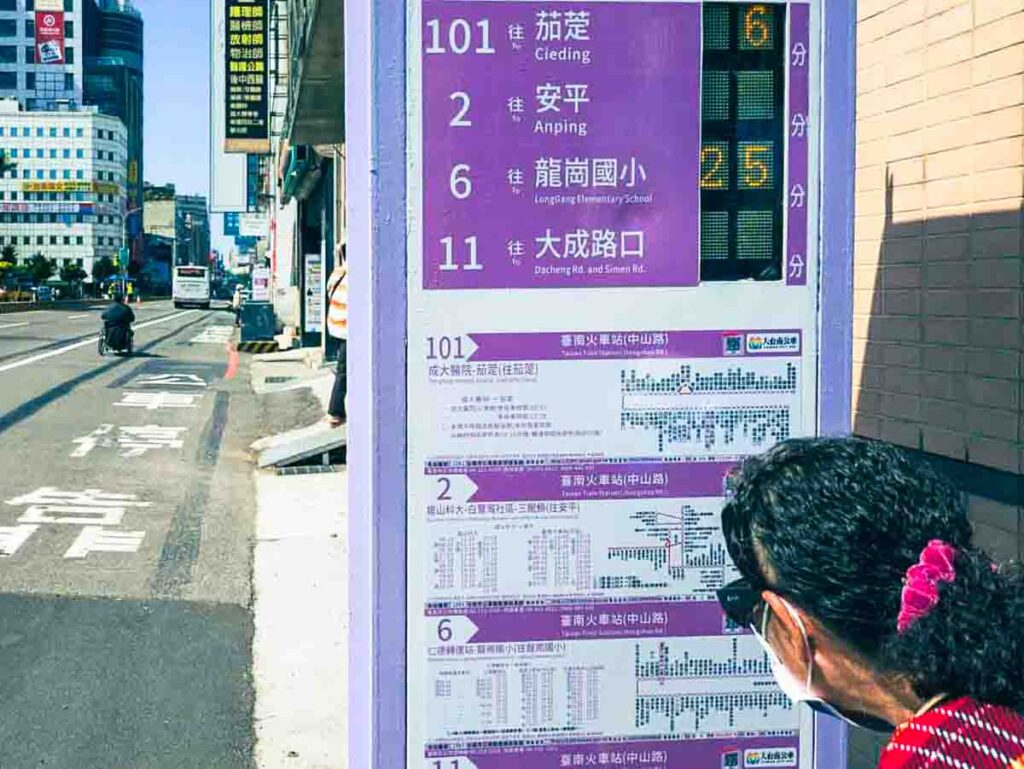 2番のバスを待つⒸPen＆Voyage