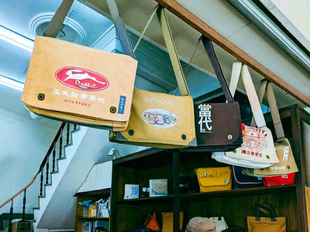 天井からぶら下がる肩掛けかばんⒸPen＆Voyage