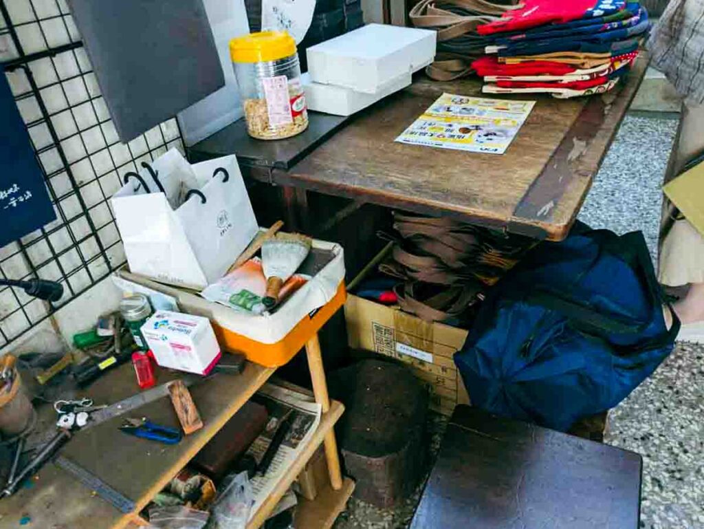 作業台が職人の手仕事を物語るⒸPen＆Voyage