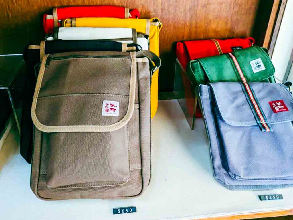 縦型ポシェットは大650台湾ドル、小450台湾ドルⒸPen＆Voyage