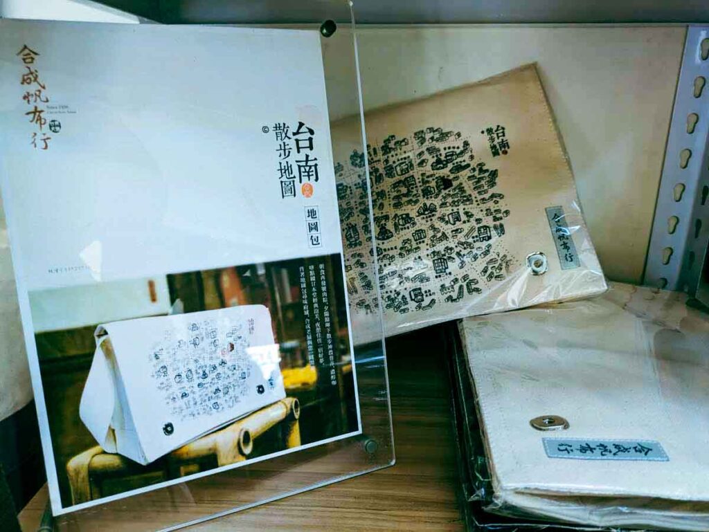 地図が描かれた肩掛けかばんⒸPen＆Voyage