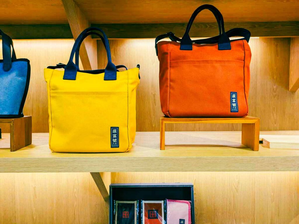 カラフルなバッグⒸPen＆Voyage