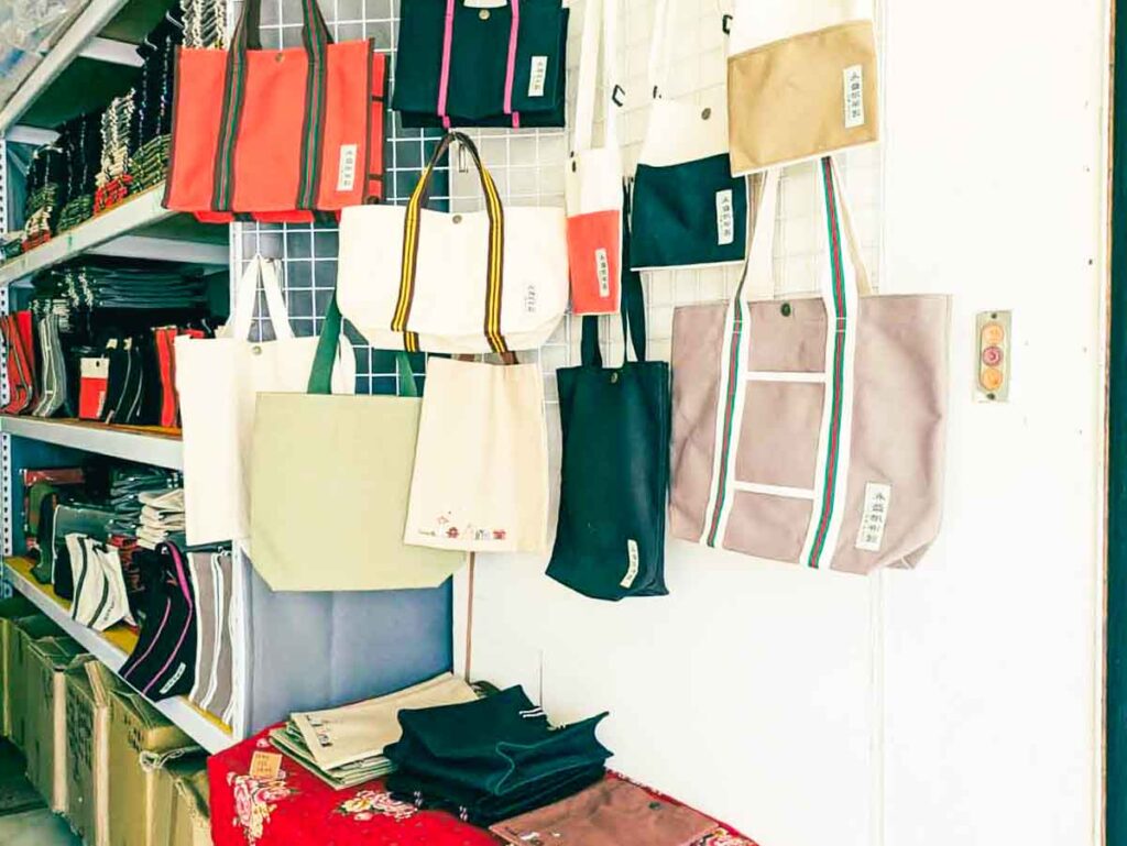 永盛帆布製の入り口にディスプレイされたかばんⒸPen＆Voyage