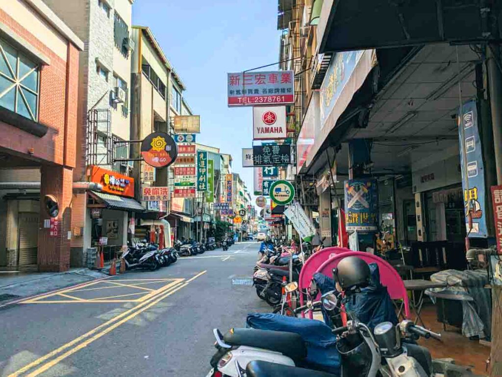 台南の街角。スクーターの駐車列ⒸPen＆Voyage