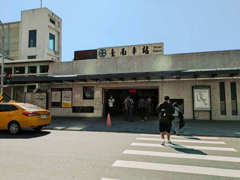 台南駅の東口ⒸPen＆Voyage