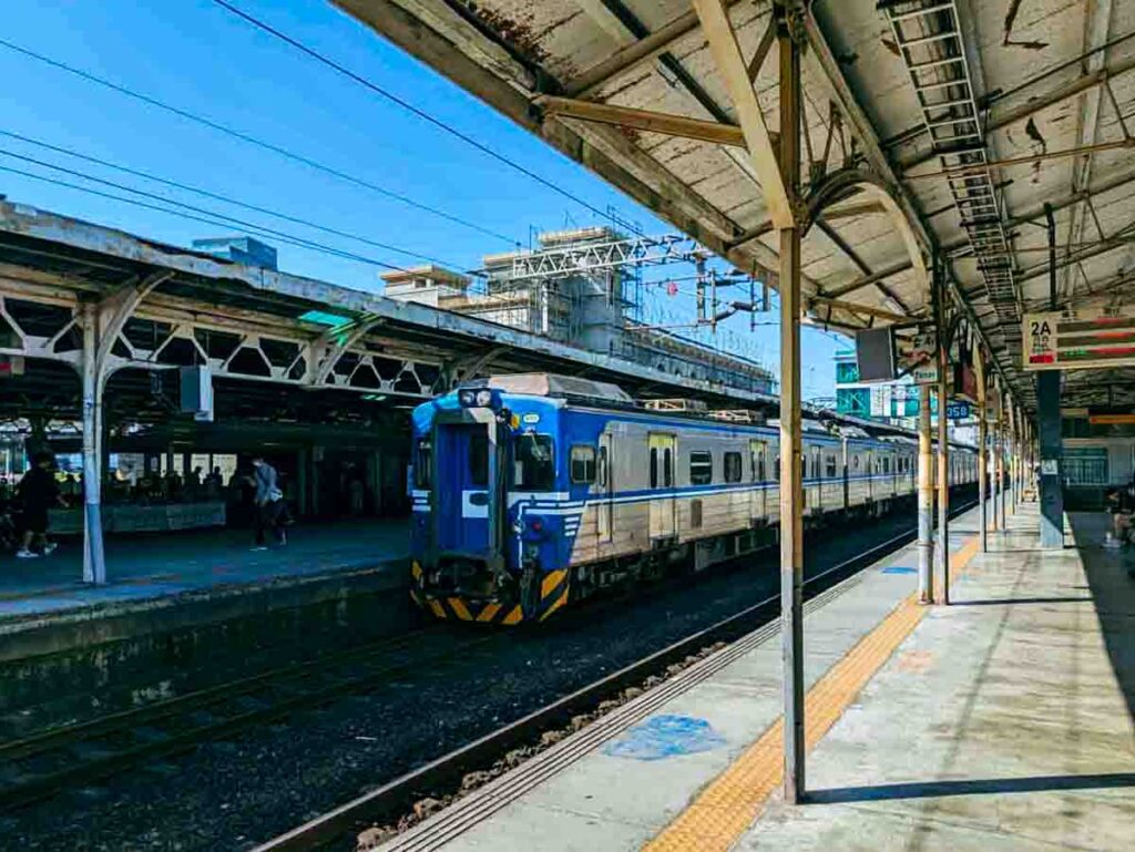 向かいのホームに到着した在来線ⒸPen＆Voyage