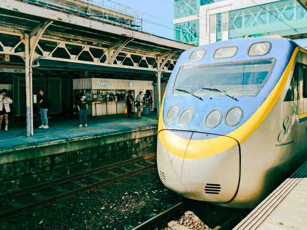 区間（普通）列車に乗って高雄へⒸPen＆Voyage