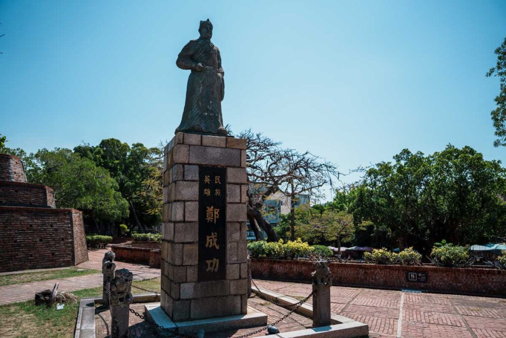 安平古堡の敷地内に立つ英雄・鄭成功の像ⒸPen＆Voyage