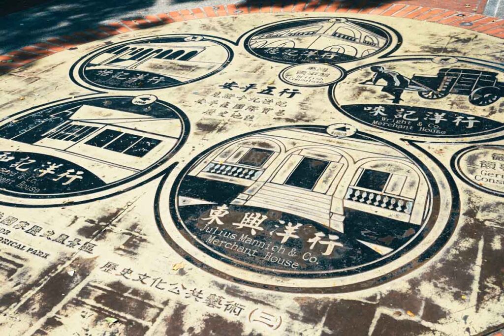 路面に描かれた安平を代表する5つの商館ⒸPen＆Voyage