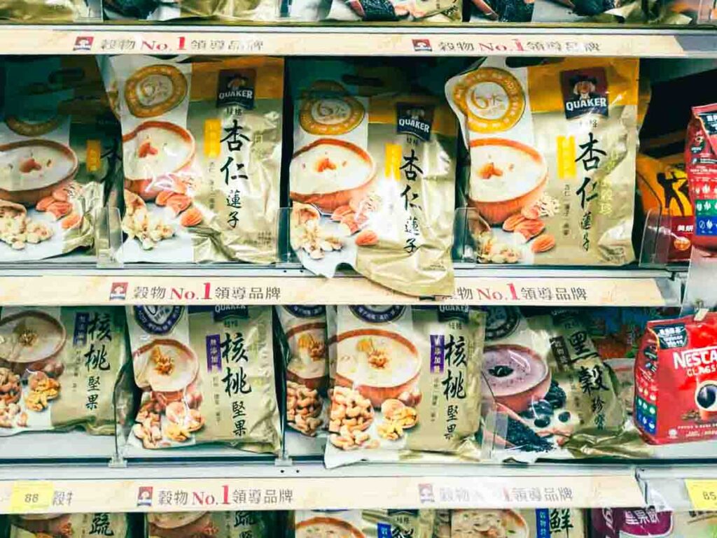 カルフールで。杏仁豆腐ではなく、杏仁入りオートミールⒸPen&Voyage