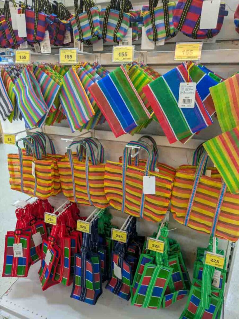 カルフールの土産コーナー。台湾名物のナイロン製「漁師網バッグ」モチーフのミニバッグが並ぶⒸPen&Voyage