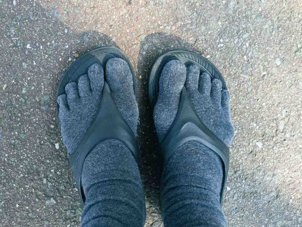 かかとのない黒で走るⒸPen&Voyage