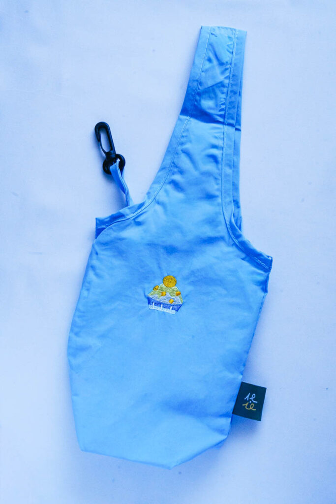 マンゴーかき氷があしらわれたドリンクホルダーⒸPen&Voyage