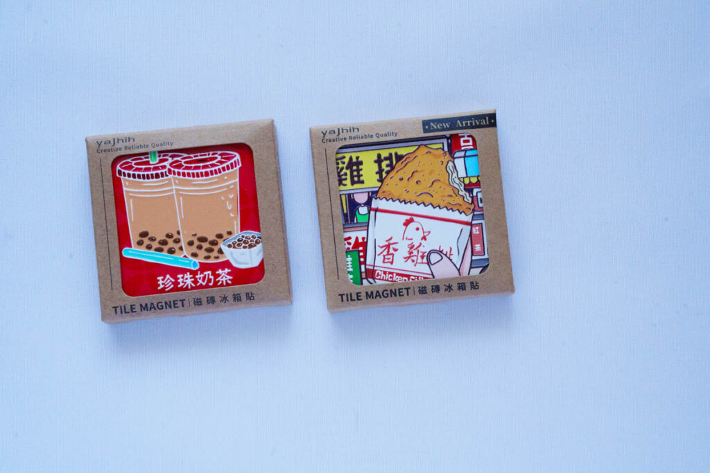 タピオカミルクティーと鶏拝が描かれたタイルマグネットⒸPen&Voyage