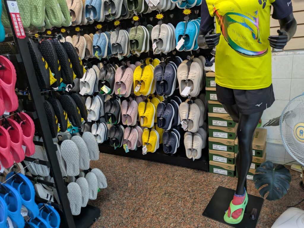 サンダルを履いたマネキンがお出迎えⒸPen&Voyage