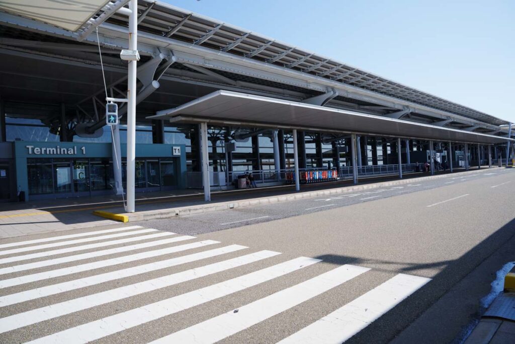 関西空港第1ターミナル4階の出発ロビーへⒸPen&Voyage