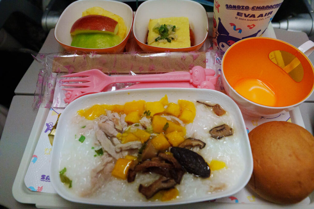 朝食の中華粥。オムレツがクセになるおいしさⒸPen&Voyage