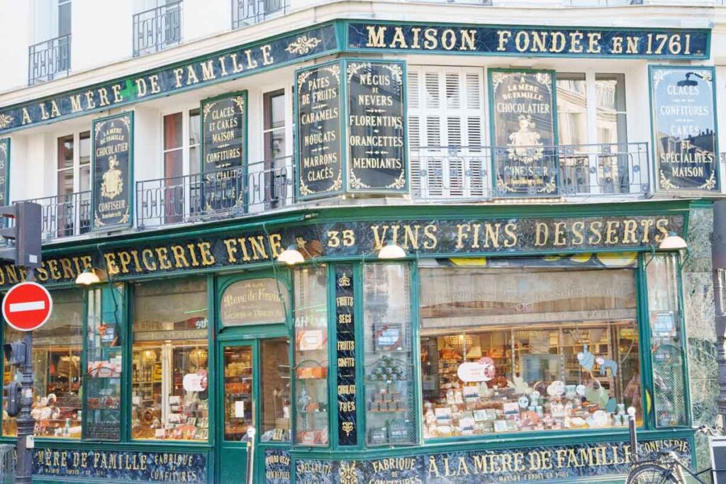 1761年創業のÀ la Mère de Famille本店ⒸPen&Voyage