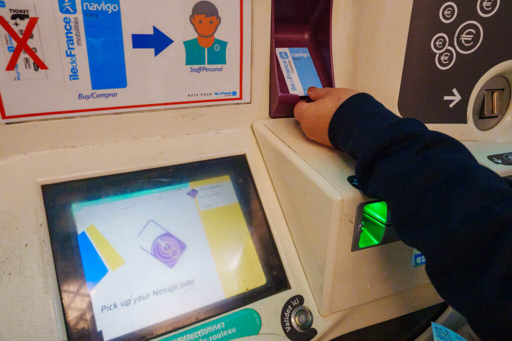 “Pick up your Navigo pass”と表示されたら取るⒸPen&Voyage