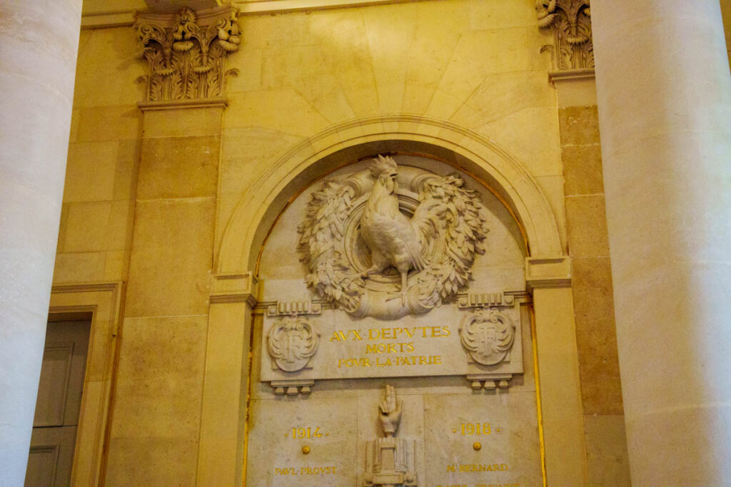 AUX DEPUTES MORTS POUR LA PATRIE（祖国のために亡くなった議員たちへ）と刻まれている。雄鶏はフランスの象徴ⒸPen＆Voyage