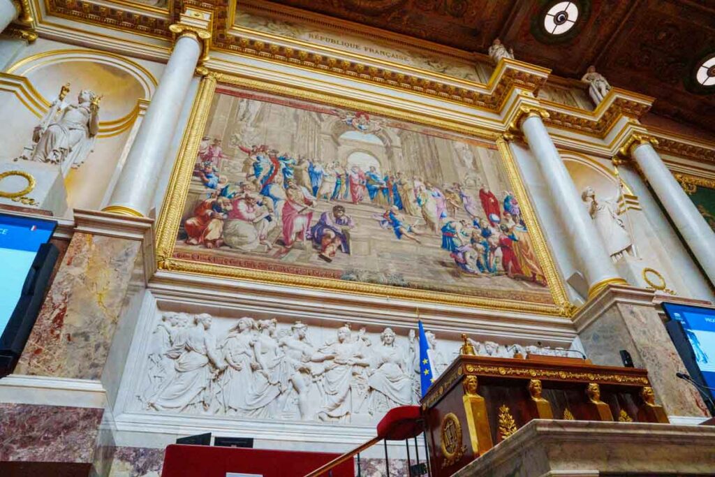 議長席の背後には画家ジャン＝バティスト・デブレ（Jean-Baptiste Debret）が手掛けた、1789年の三部会をモチーフにした歴史画ⒸPen＆Voyage