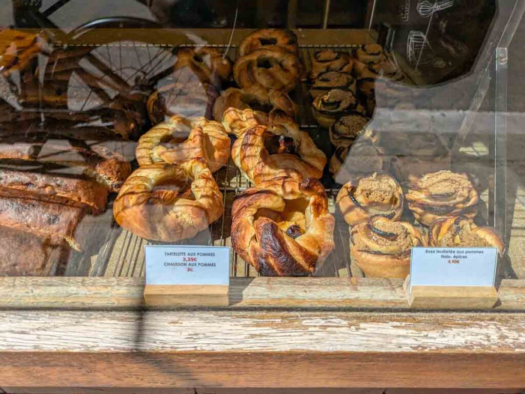 ポワラーヌのタルト類がショーケースから見えるⒸPen＆Voyage